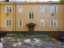 Tämä näyttävä kaksikerroksinen neljän huoneiston rakennus on Uno Mobergin käsialaa. 