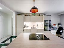 Keittiön liesituuletin on keittiötasossa.