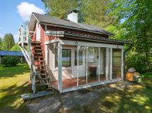 Rantasauna. Yläkerrassa on 2 -  vuodepaikkaa vaikkapa kesävieraille.
