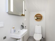 alakerran erillinen wc