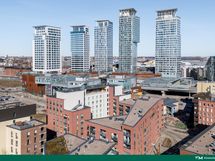 Redin kauppakeskuksen palveluiden äärellä