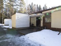 Julkisivu etupihan puolelta