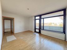 Olohuoneesta on käynti parvekkeelle.