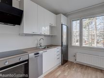 Koko asunto on vastikään kunnostettu saniteettitiloja lukuunottamatta.