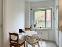 Näkymä eteisen suunnasta keittiöön, jossa on tilaa pienelle ruokailuryhmälle