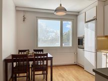 Keittiön yhteydessä on tilaa ruokailuryhmälle