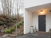 Ulko-oven vieressä on lämmitettävä varasto.