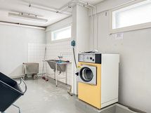 Taloyhtiössä on myös pesutupa asukkaiden käytössä...