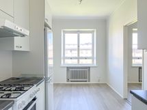 Keittiöön mahtuu hyvin ruokapöytä.