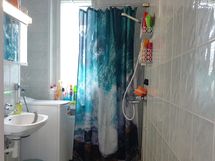 Kokonaan laatoitettu kylpyhuone