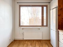 Keittiöön mahtuu hyvin ruokailuryhmä.