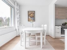 Ruokailutilaan mahtuu iso pöytä