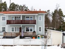 Julkisivu takapihalta. Oikean puoleinen asunto on tämä myynnissä oleva.