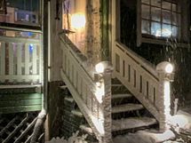 Myyjän omia kuvia pihalta eri vuoden aikoina