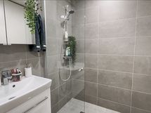 Kylpyhuone on siisti ja moderni.