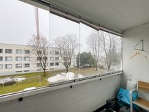 Aamuaurinko tuo aamukahvi hetkiin lämpöä.