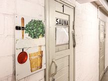 Taloyhtiön sauna on remontoitu ja viihtyisä.