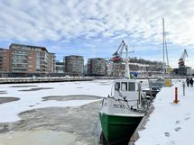 Aurajoen rantaan kävelee muuttamassa minuutissa.