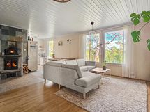 Olohuoneessa varaava takka