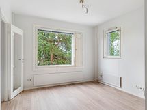Olohuoneesta ikkunat kahteen eri suuntaan.