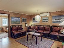 Olohuoneen vieressä alakerran makuuhuone.