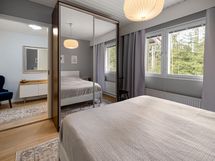 Makuuhuoneessa hyvin säilytystilaa.