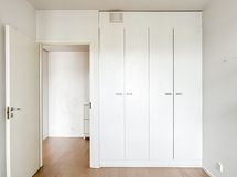 Makuuhuoneessa myös kaapit.