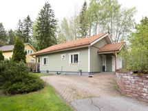 Mahtuu hyvin kaksikin autoa.