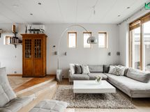 Valoisa ja avara olohuone