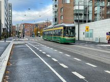 Parin sadan metrin päästä kulkee bussit ja ratikat