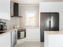 keittiässä hyvin kaapistoja