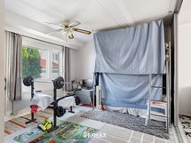 Edellisen kuvan huone kalusteilla.