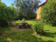 Taloyhtiön pihalla on oleskelutilaa, grillipaikka ja asukkaiden käytössä olevia viljelylaatikoita.