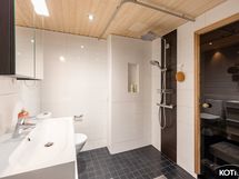 Yläkerran kylpyhuone