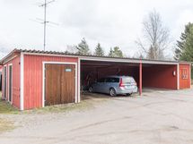 Jokaiselle huoneistolle kuuluu autokatospaikka ja oma varastotila.