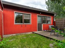 Terassi ja takapihaa