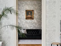 Käynti salista takkahuoneeseen