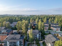 Sijainti on mitä parhain ajatellen loistavia ulkoilualueita, palveluita ja liikenneyhteyksiä!