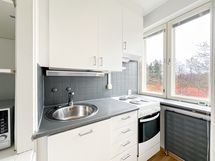 Keittiössä hyvin säilytystilaa kokoonsa nähden.