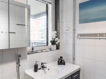 Kylpyhuoneesta on ikkuna parvekkeelle.