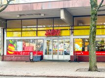 Lähikaupalle kävelee parissa minuutissa.