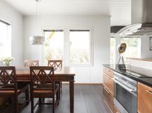 Keittiö kalusteineen.