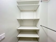 Vaatehuone eteisen yhteydessä.