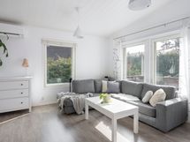 Olohuoneeseen tulvii luonnonvalo