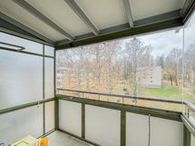 Lasitettu parveke on sisäpihalle länteen