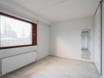 Makuuhuoneissa on liuku-ovilla varustetut kaapit.