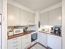 Keittiö on hyvin varustettu tarvittavilla kodinkoneilla.