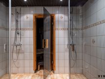 Saunan yhteydessä oleva kylpyhuone