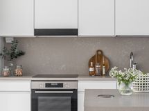 Tyylikäs keittiö kvartsitasoilla ja Boschin kodinkoneilla tuo arkeen luksusta.