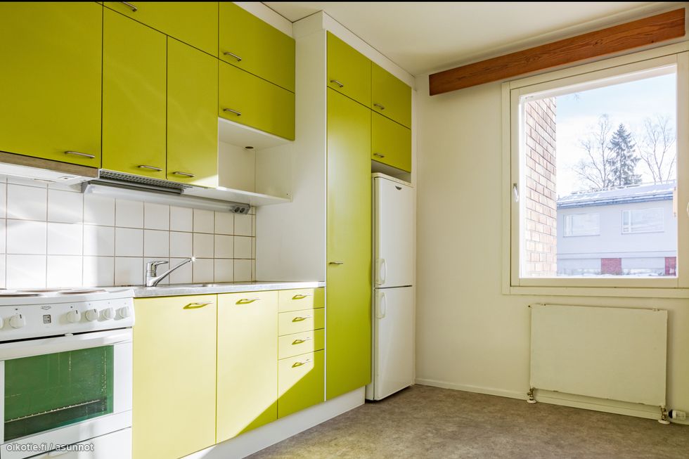 Keittiö on tyylikkäästi remontoitu rakennusvuoden ajanhengen mukaisesti.